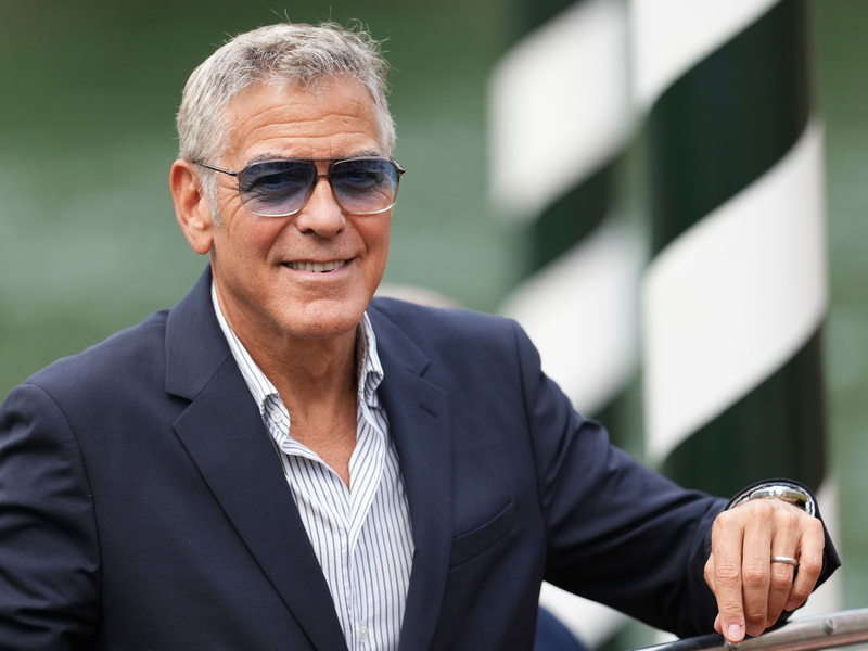 George Clooney am Mittwoch bei der Ankunft im Wassertaxi. - Foto: Scott A Garfitt/Invision/AP/dpa