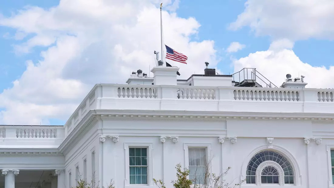 Der US-Präsident hat die amerikanische Flagge als Trauerbekundung auf halbmast setzen lassen.  - Bild: Jacquelyn Martin/AP/dpa