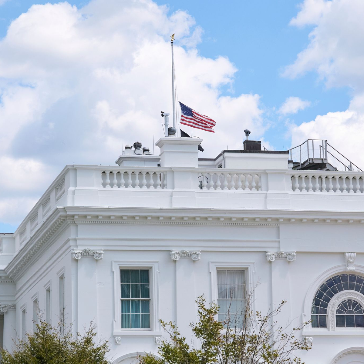 Der US-Präsident hat die amerikanische Flagge als Trauerbekundung auf halbmast setzen lassen.  - Foto: Jacquelyn Martin/AP/dpa