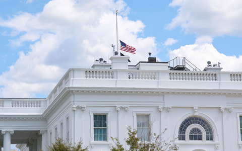 Die Flagge am Weißen Haus ist auf halbmast gesenkt. - Foto: Jacquelyn Martin/AP/dpa