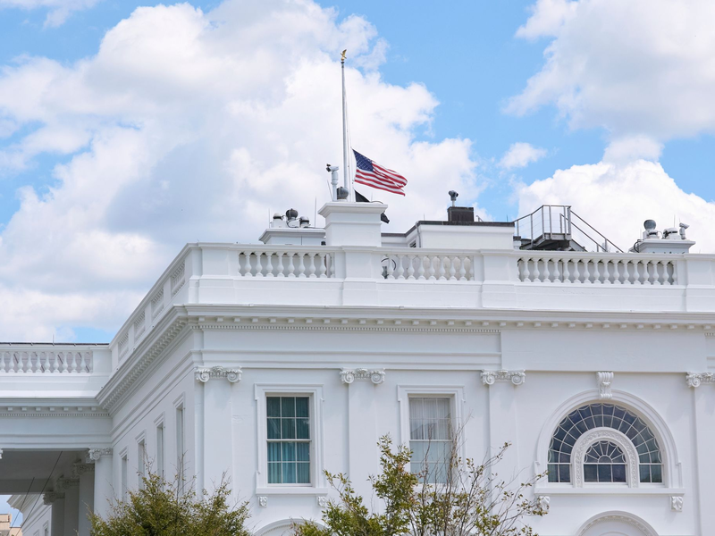 Die Flagge am Weißen Haus ist auf halbmast gesenkt. - Foto: Jacquelyn Martin/AP/dpa