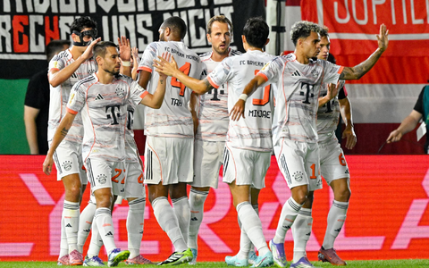 Trainer Vincent Kompany war mit dem Pokal-Auftritt des FC Bayern in Wiesbaden nicht zufrieden.  - Foto: Uwe Anspach/dpa