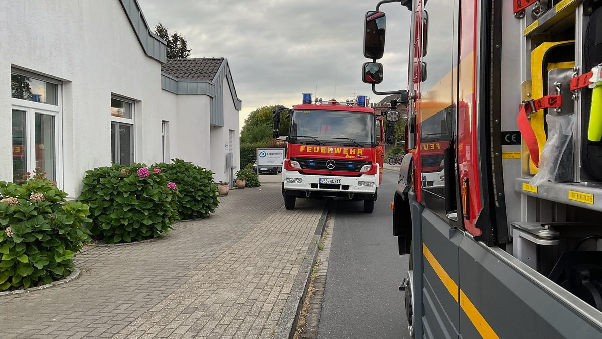 FW Alpen: Verrauchter Dorfkern durch Heckenbrand - Foto: presseportal.de