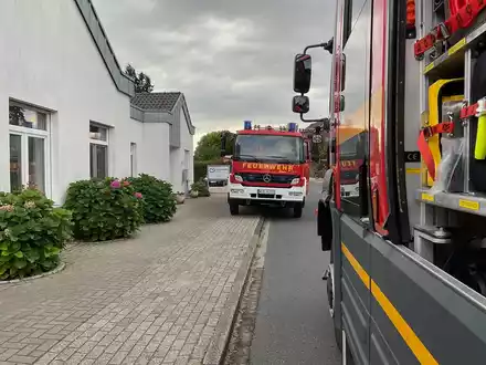 FW Alpen: Verrauchter Dorfkern durch Heckenbrand - Foto: presseportal.de