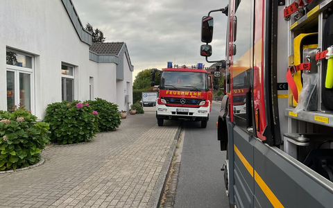 FW Alpen: Verrauchter Dorfkern durch Heckenbrand - Foto: presseportal.de