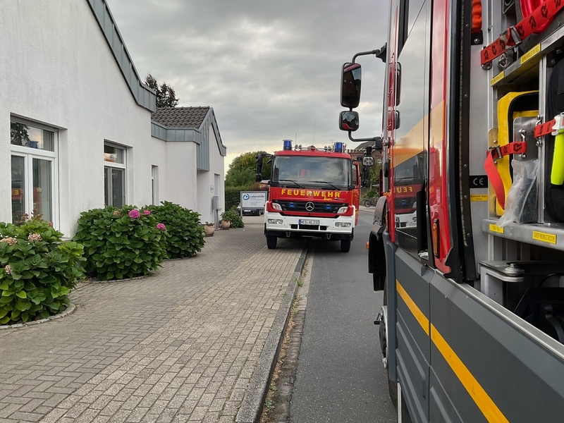 FW Alpen: Verrauchter Dorfkern durch Heckenbrand - Foto: presseportal.de