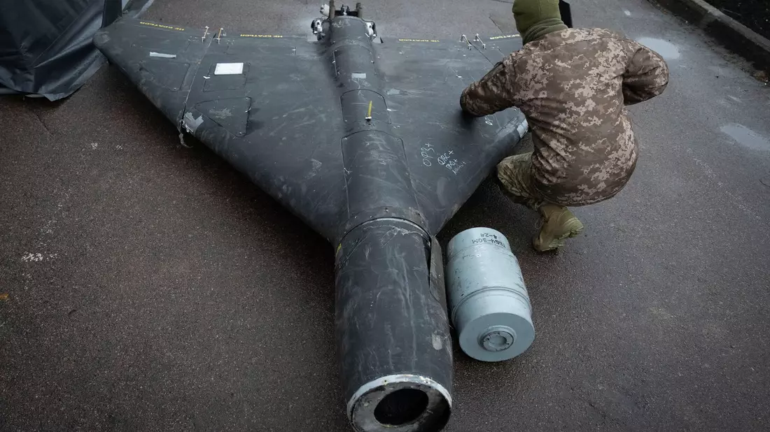 Solche Shahed-Drohnen sorgen in der Ukraine regelmäßig für erhebliche Zerstörungen und Todesopfer. (Archivbild) - Bild: Efrem Lukatsky/AP/dpa