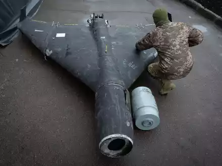 Für seine nächtlichen Luftangriffe auf die Ukraine nutzt Russland Kampfdrohnen des iranischen Bautyps Shahed. (Archivbild) - Foto: Efrem Lukatsky/AP/dpa