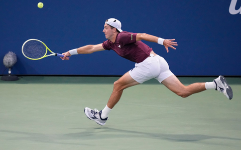 Jan-Lennard Struff spielt am Freitag in New York um den Achtelfinaleinzug. - Foto: Frank Franklin/AP/dpa
