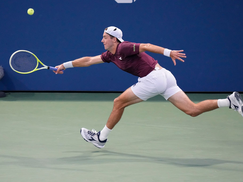 Jan-Lennard Struff spielt am Freitag in New York um den Achtelfinaleinzug. - Foto: Frank Franklin/AP/dpa