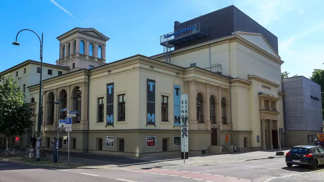Das Schauspiel wird in Magdeburg von einem dreiköpfigen Team geleitet - von Clara Weyde (links), Bastian Lomsché (rechts) und Clemens Leander (nicht im Bild). (Archivbild) - Bild: Peter Gercke/dpa-Zentralbild/dpa