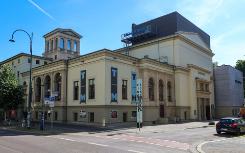 Das Schauspiel wird in Magdeburg von einem dreiköpfigen Team geleitet - von Clara Weyde (links), Bastian Lomsché (rechts) und Clemens Leander (nicht im Bild). (Archivbild) - Foto: Peter Gercke/dpa-Zentralbild/dpa