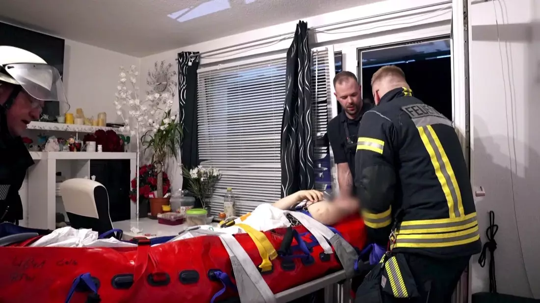 Neue Folge Mensch Retter - NACHTSCHICHT: lebensbedrohlicher Fahrradunfall, Herzdrama und Schwindelnotfall - Bild: presseportal.de