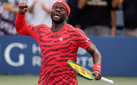 Frances Tiafoe landete zwischenzeitlich auf dem Boden - eine sinnbildliche Szene. - Foto: Seth Wenig/AP/dpa