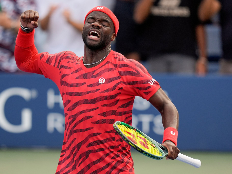 Frances Tiafoe landete zwischenzeitlich auf dem Boden - eine sinnbildliche Szene. - Foto: Seth Wenig/AP/dpa