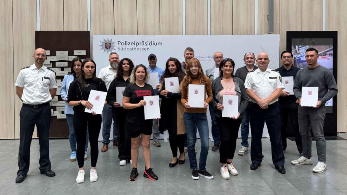 POL-OF: Verstärkung für den Freiwilligen Polizeidienst: Dreizehn neue Ehrenamtliche beginnen Ausbildung - Foto: presseportal.de
