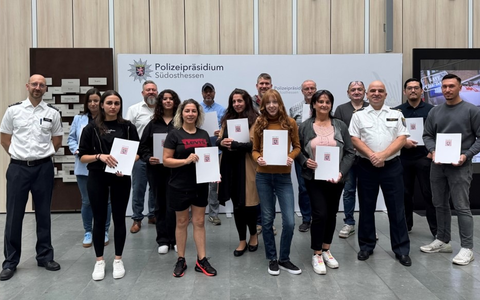 POL-OF: Verstärkung für den Freiwilligen Polizeidienst: Dreizehn neue Ehrenamtliche beginnen Ausbildung - Foto: presseportal.de