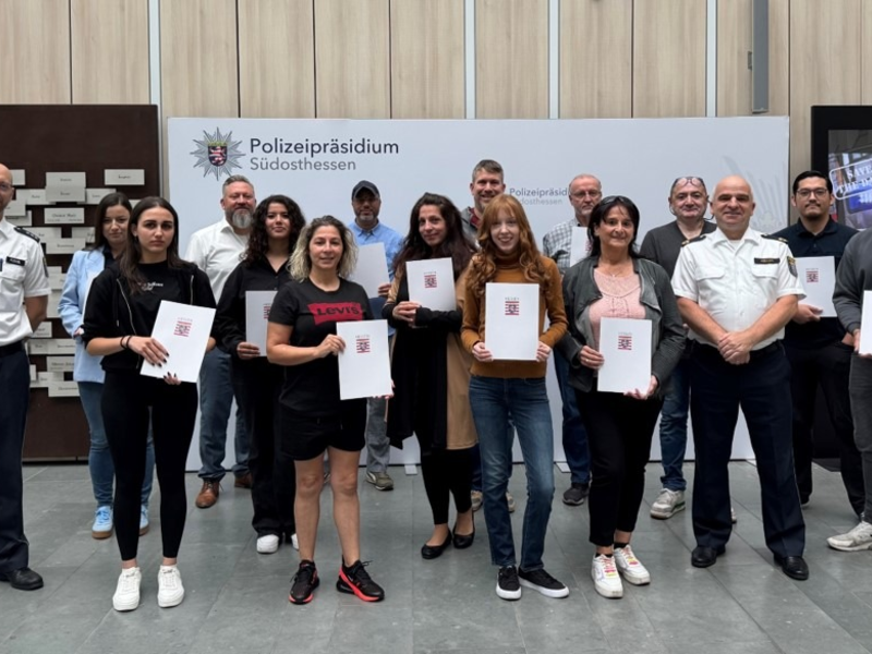 POL-OF: VerstĂ€rkung fĂŒr den Freiwilligen Polizeidienst: Dreizehn neue Ehrenamtliche beginnen Ausbildung - Foto: presseportal.de