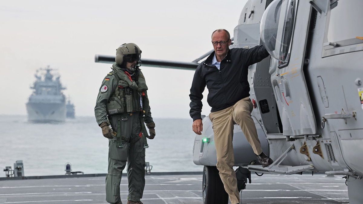 Soldaten bereiten sich auf der Fregatte «Bayern» auf die Ankunft des Bundeskanzlers vor. - Foto: Jens Büttner/dpa