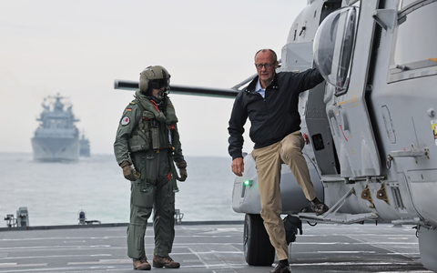 Soldaten bereiten sich auf der Fregatte «Bayern» auf die Ankunft des Bundeskanzlers vor. - Foto: Jens Büttner/dpa Soldaten bereiten sich auf der Fregatte «Bayern» auf die Ankunft des Bundeskanzlers vor. - Foto: Jens Büttner/dpa