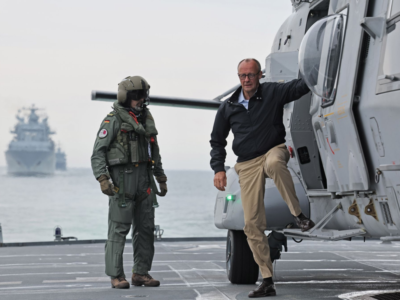 Soldaten bereiten sich auf der Fregatte «Bayern» auf die Ankunft des Bundeskanzlers vor. - Foto: Jens Büttner/dpa