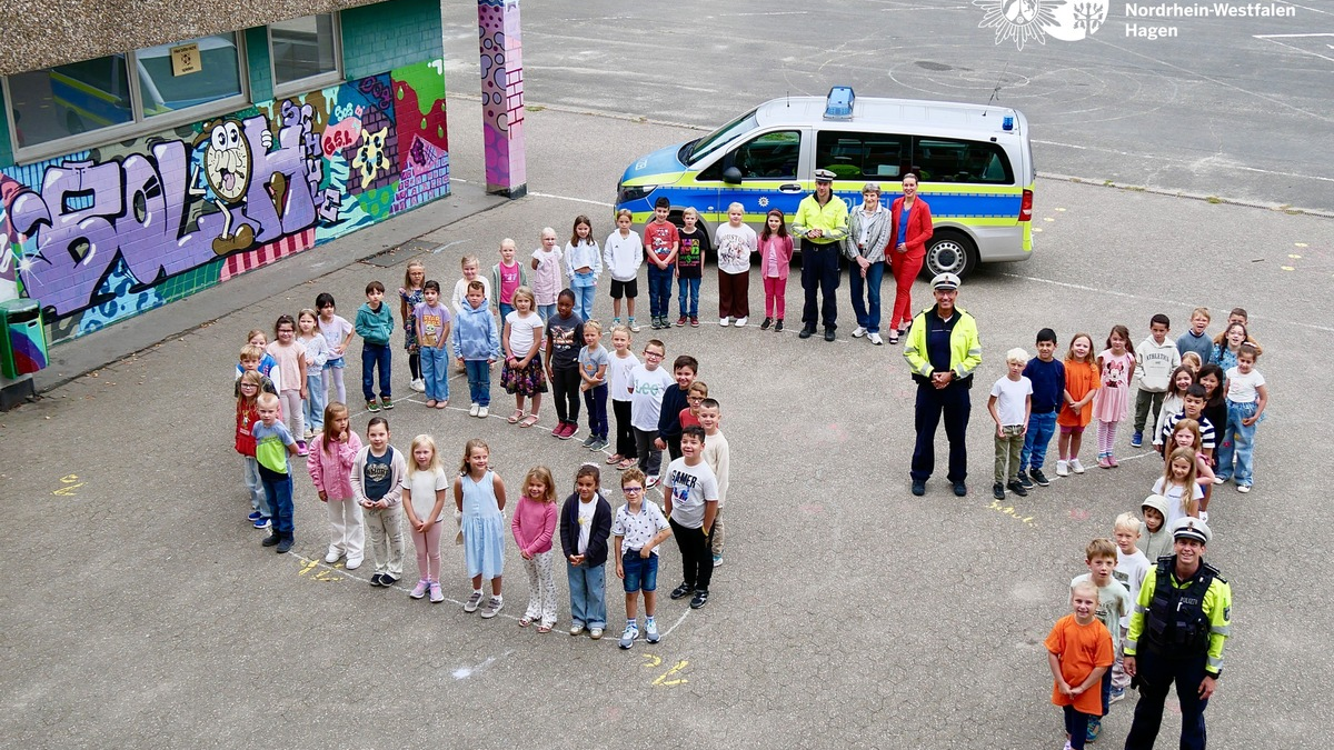 POL-HA: Jedes Kind soll sicher ankommen: Verkehrssicherheitsberater der Hagener Polizei machen bei Einschulungsaktion auf neue i-Dötzchen aufmerksam - Foto: presseportal.de