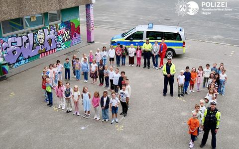 POL-HA: Jedes Kind soll sicher ankommen: Verkehrssicherheitsberater der Hagener Polizei machen bei Einschulungsaktion auf neue i-Dötzchen aufmerksam - Foto: presseportal.de