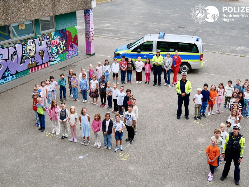 POL-HA: Jedes Kind soll sicher ankommen: Verkehrssicherheitsberater der Hagener Polizei machen bei Einschulungsaktion auf neue i-Dötzchen aufmerksam - Foto: presseportal.de