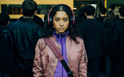 Schattenseite - Sechsteilige Young-Adult-Thriller-Serie von Jonas Ems und Hanna Hribar | Ab 17. Oktober in der ARD Mediathek und am 25. Oktober ab 22:05 Uhr im Ersten | Einladung zu digit. Interviews - Foto: presseportal.de Schattenseite - Sechsteilige Young-Adult-Thriller-Serie von Jonas Ems und Hanna Hribar | Ab 17. Oktober in der ARD Mediathek und am 25. Oktober ab 22:05 Uhr im Ersten | Einladung zu digit. Interviews - Foto: presseportal.de