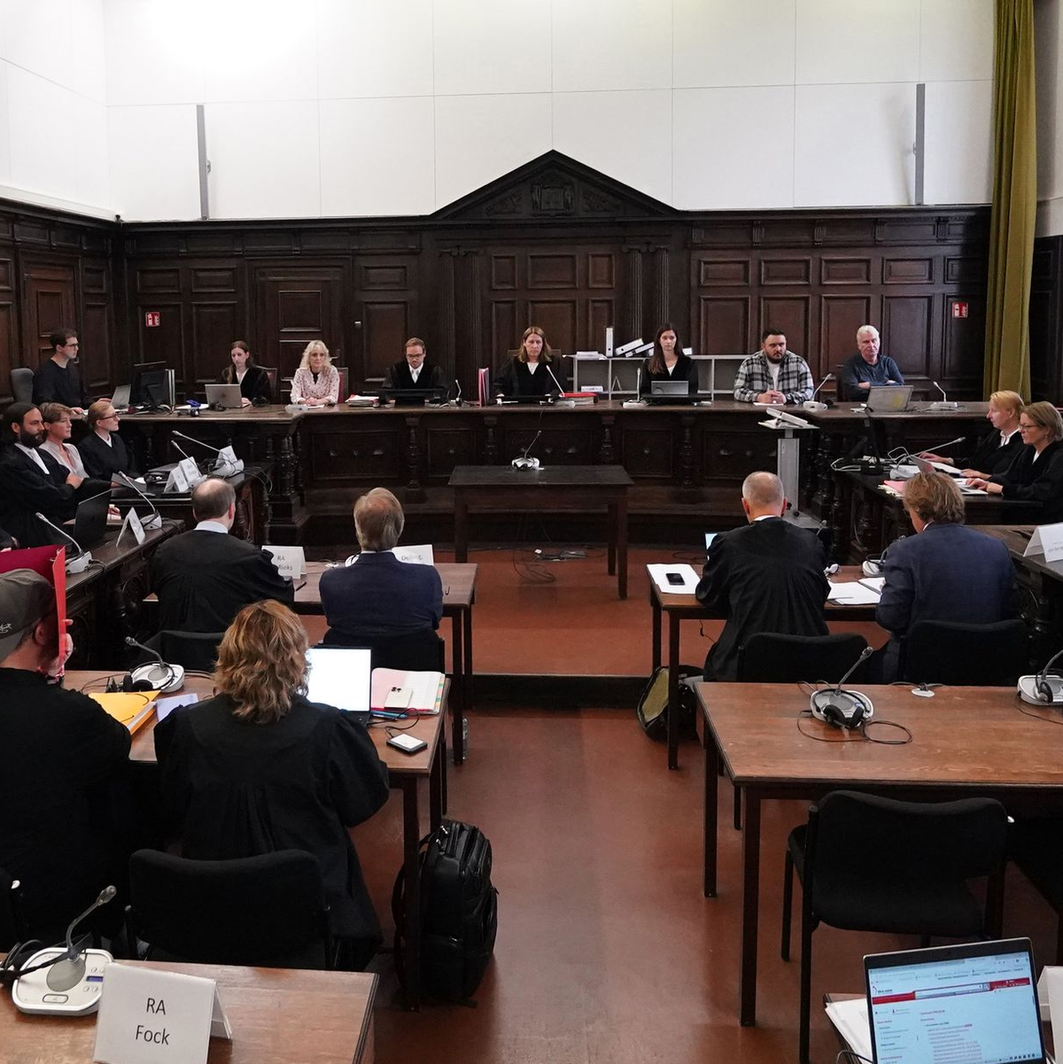 Der angeklagte Israeli sitzt als einziger Beschuldigter in Untersuchungshaft und wird erst in den Gerichtssaal geführt, wenn die Fotografen ihn verlassen haben. - Foto: Marcus Brandt/dpa Pool