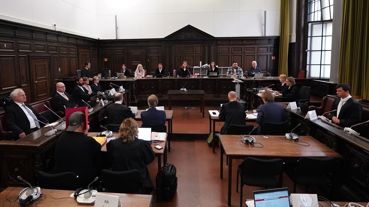 Der angeklagte Israeli sitzt als einziger Beschuldigter in Untersuchungshaft und wird erst in den Gerichtssaal geführt, wenn die Fotografen ihn verlassen haben. - Foto: Marcus Brandt/dpa Pool