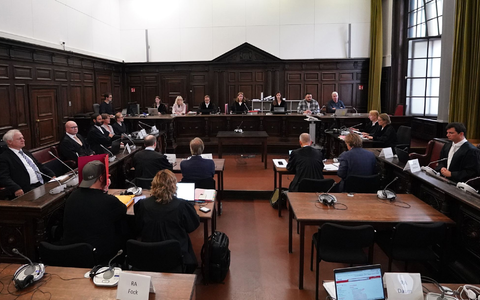 Der angeklagte Israeli sitzt als einziger Beschuldigter in Untersuchungshaft und wird erst in den Gerichtssaal geführt, wenn die Fotografen ihn verlassen haben. - Foto: Marcus Brandt/dpa Pool