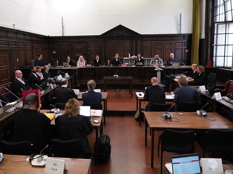 Der angeklagte Israeli sitzt als einziger Beschuldigter in Untersuchungshaft und wird erst in den Gerichtssaal geführt, wenn die Fotografen ihn verlassen haben. - Foto: Marcus Brandt/dpa Pool