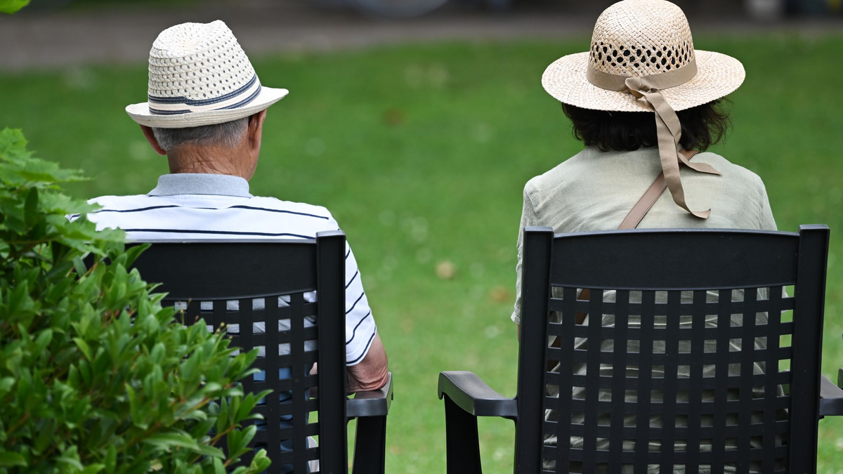Im Schnitt gab es im vergangenen Jahr 1.154 Euro Rente monatlich. (Illustration)  - Foto: Arne Dedert/dpa