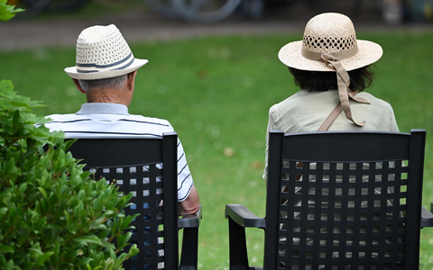 Im Schnitt gab es im vergangenen Jahr 1.154 Euro Rente monatlich. (Illustration)  - Foto: Arne Dedert/dpa