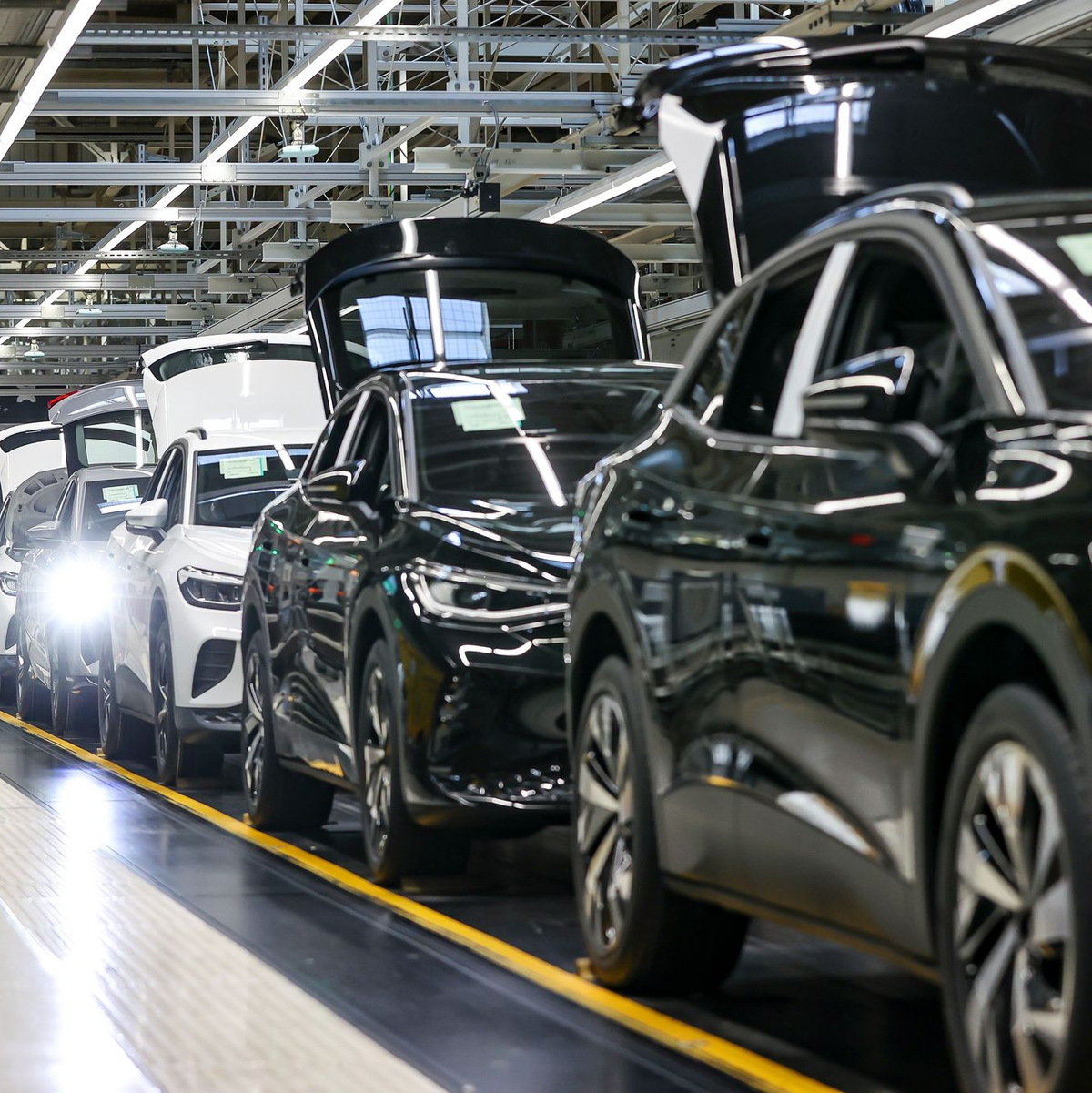 Deutschlands Autobranche steht unter Druck - etwa beim Wandel zur E-Mobilität. (Archivbild  - Foto: Jan Woitas/dpa