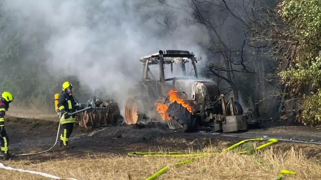 LPI-NDH: Traktor in Flammen - Feuer greift über - Bild: presseportal.de