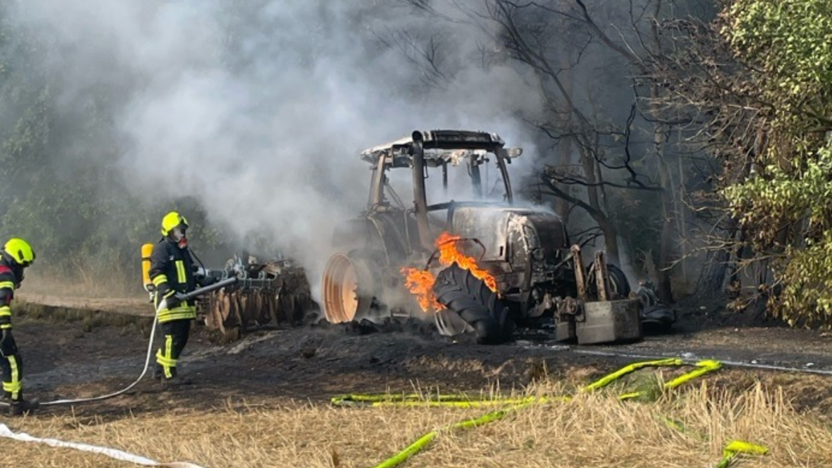LPI-NDH: Traktor in Flammen - Feuer greift über - Foto: presseportal.de