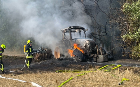 LPI-NDH: Traktor in Flammen - Feuer greift über - Foto: presseportal.de