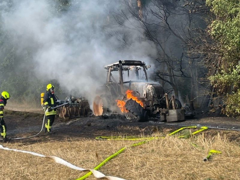 LPI-NDH: Traktor in Flammen - Feuer greift über - Foto: presseportal.de