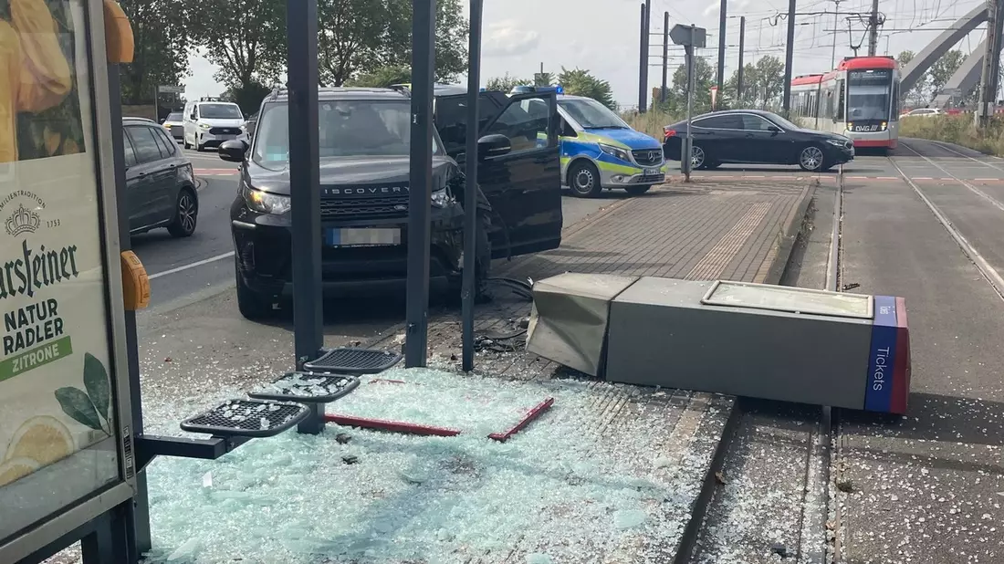 POL-DU: Kaßlerfeld: Auto prallt in Straßenbahnhaltestelle - Zwei Verletzte - Bild: presseportal.de