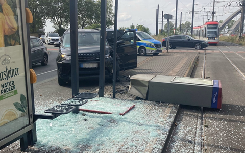POL-DU: Kaßlerfeld: Auto prallt in Straßenbahnhaltestelle - Zwei Verletzte - Foto: presseportal.de
