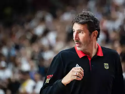 Aus dem Krankenhaus raus: Basketball-Trainer Mumbru. - Foto: Marius Becker/dpa