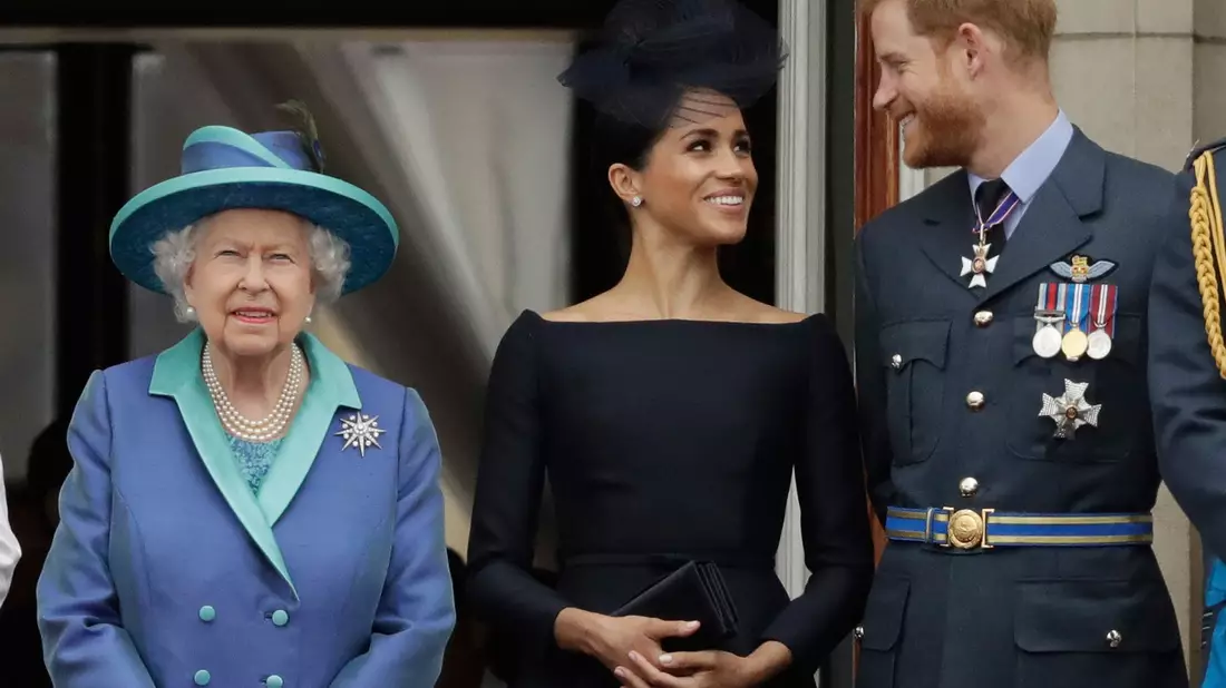 Ein Bild aus vergangenen Zeiten: Elizabeth II., Meghan und Prinz Harry  - Bild: Matt Dunham/AP/dpa