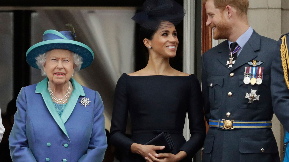 Ein Bild aus vergangenen Zeiten: Elizabeth II., Meghan und Prinz Harry  - Foto: Matt Dunham/AP/dpa