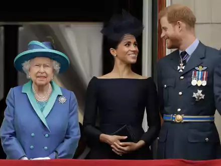 Ein Bild aus vergangenen Zeiten: Elizabeth II., Meghan und Prinz Harry - Foto: Matt Dunham/AP/dpa