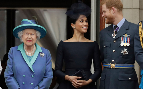 Ein Bild aus vergangenen Zeiten: Elizabeth II., Meghan und Prinz Harry - Foto: Matt Dunham/AP/dpa Ein Bild aus vergangenen Zeiten: Elizabeth II., Meghan und Prinz Harry - Foto: Matt Dunham/AP/dpa