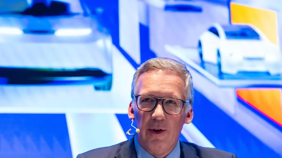 Die Autoindustrie will bei der bevorstehenden Messe IAA in München ein Signal der Zuversicht senden, wie VDA-Geschäftsführer Jürgen Mindel sagt. - Bild: Lennart Preiss/dpa