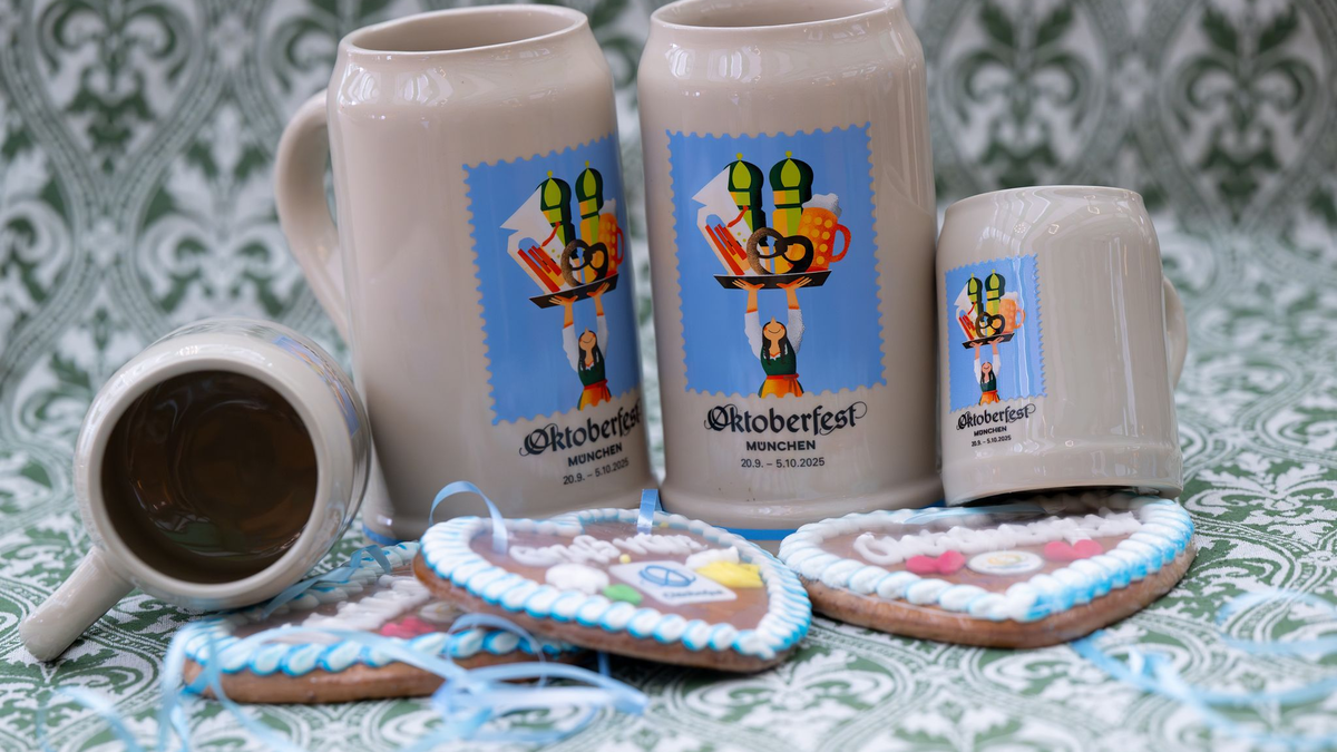 Amiera Harithas (l) und Dinah-Charles Francis (r) haben das Motiv für den Krug entworfen. - Foto: Sven Hoppe/dpa