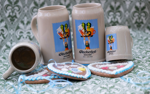 Amiera Harithas (l) und Dinah-Charles Francis (r) haben das Motiv für den Krug entworfen. - Foto: Sven Hoppe/dpa